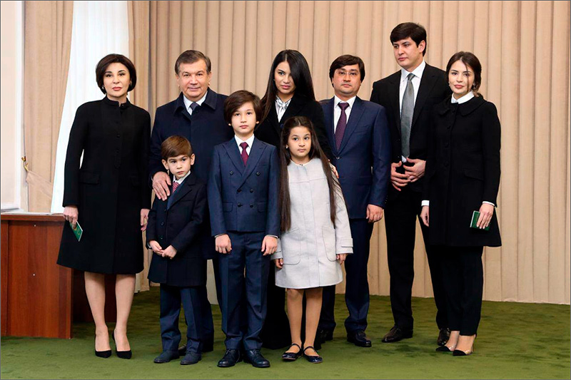 Шавкат Мірзіёев з дружиною, дочками, сином, зятями і внуками