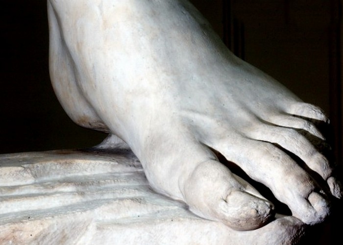 14 вересня 1991 року італійський художник П'єро Канната підібрався з молотком до статуї, яка стоїть тепер в галереї Академії витончених мистецтв у Флоренції, і встиг відколоти шматочок пальця на нозі перед тим, як його зупинили інші відвідувачі