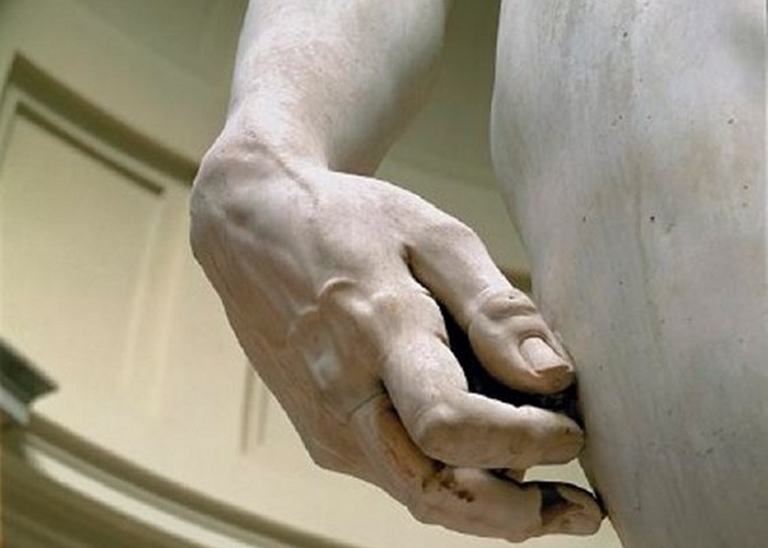 Права рука Давида занадто велика і не відповідає пропорціям