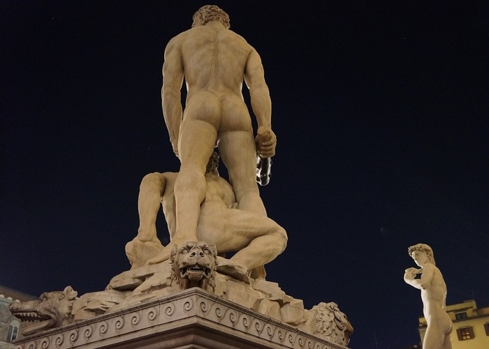 Мікеланджело додав скульптурі характерну позу: в такий часто зображували Геракла