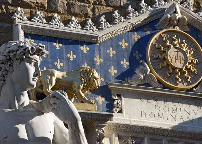 Влада Флоренції замовляли «Давида» з розрахунком, що статуя прикрасить купол собору разом з іншими статуями, однак, після того як Мікеланджело закінчив роботу, замовники були настільки вражені творінням, що вирішили розмістити скульптуру в лоджії Ланци (потім «Давид» переїхав в Академію мистецтв )