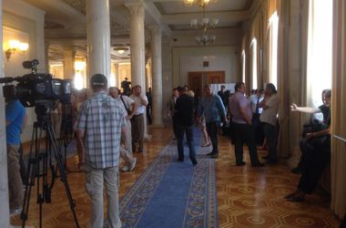 12 серпня 2014 року, 11:54 Переглядів:   Депутати чекають в кулуарах домовленостей щодо виборчого законодавства