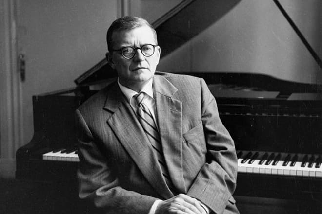 Десята симфонія була написана Дмитром Дмитровичем в 1953 році, після восьмирічної перерви в роботі над симфонічними творами