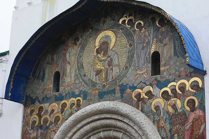 У тому ж році в одному з царскосельских парків була чудесним чином знайдена Феодоровская ікона Божої Матері, яка стала шанованою святинею собору