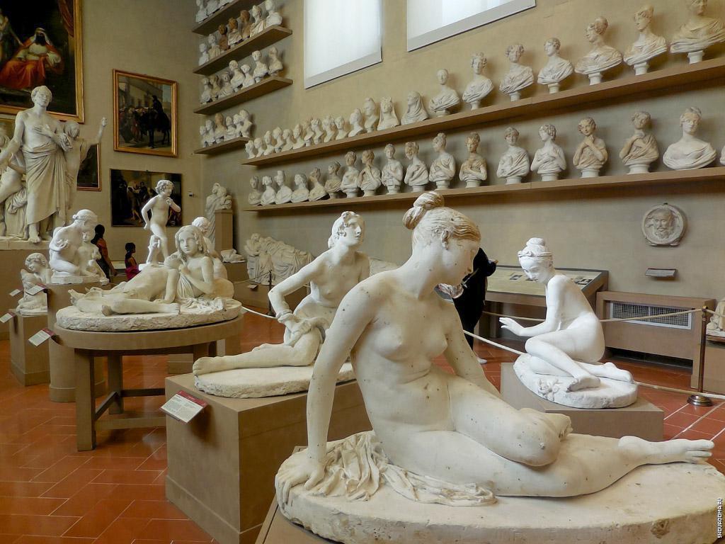 По боках Давида Мікеланджело є великі вівтарі, які показують розвиток флорентійського живопису того періоду