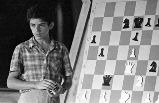 Найбільший шахіст протягом 13 років був незмінним лідером престижного рейтингу Ело з відміткою 2800 балів, а завдяки численним перемогам на світових чемпіонатах з шахів зайняв своє місце в рейтингу кращих професіоналів