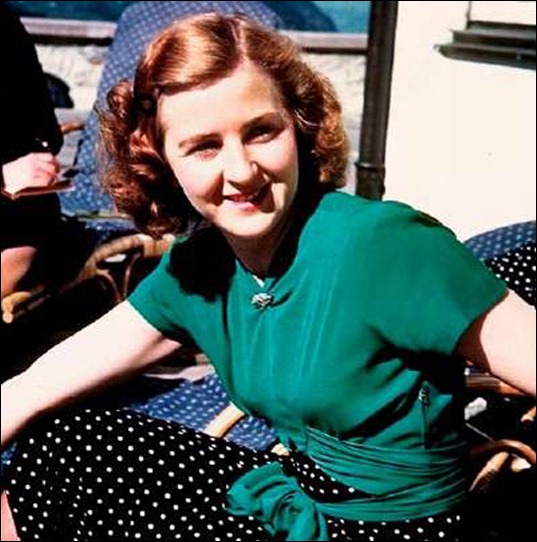 Нещодавно опубліковані особисті фотографії Єви Браун з її власних фотоальбомів відкривають нам з нової сторони жінку, яка протягом довгого часу була коханкою Гітлера, а в останні години життя стала його дружиною