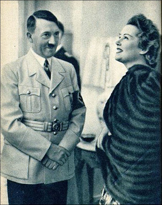 За день до самогубства Єва Браун стає фрау Гітлер - законною дружиною фюрера