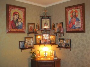 Раніше практично в кожному будинку був власний іконостас - місце, де розташовувалися ікони і де до святих і до Господа підносилися молитви