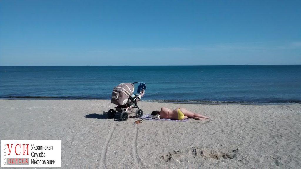 Поки відпочиваючих на пляжі в Лузанівці не так багато   Поки відпочиваючих на пляжі в Лузанівці не так багато   Поки відпочиваючих на пляжі в Лузанівці не так багато