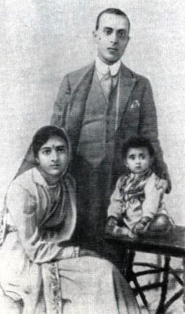 Джавахарлал Неру з дружиною Камалія і дочкою Індірою