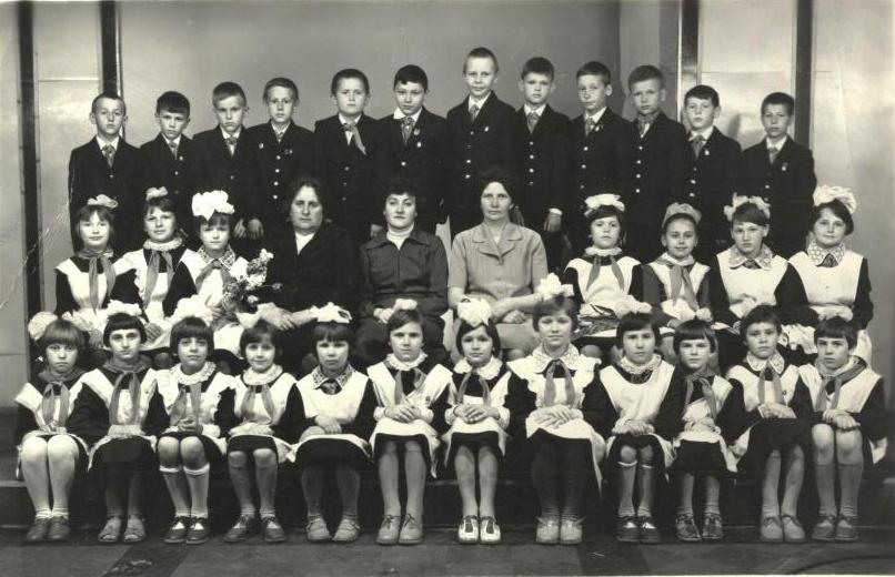 Букато (Мурина) Ольга Миколаївна (перший ряд, друга праворуч), м Ліда, 1989 р