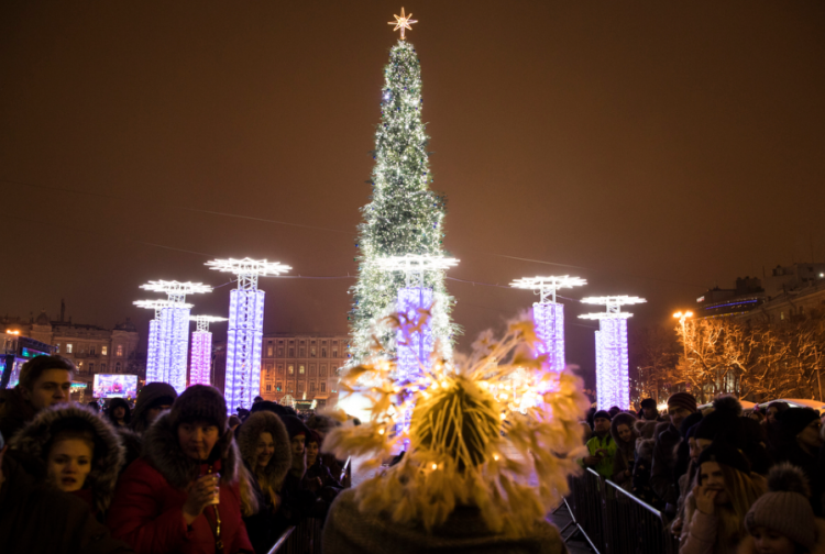 Мер Києва зазначив, що вже традиційно в День Святого Миколая на площі перед Київською Софією столиця починає новорічні святкування і запалюють вогнями Головну ялинку країни