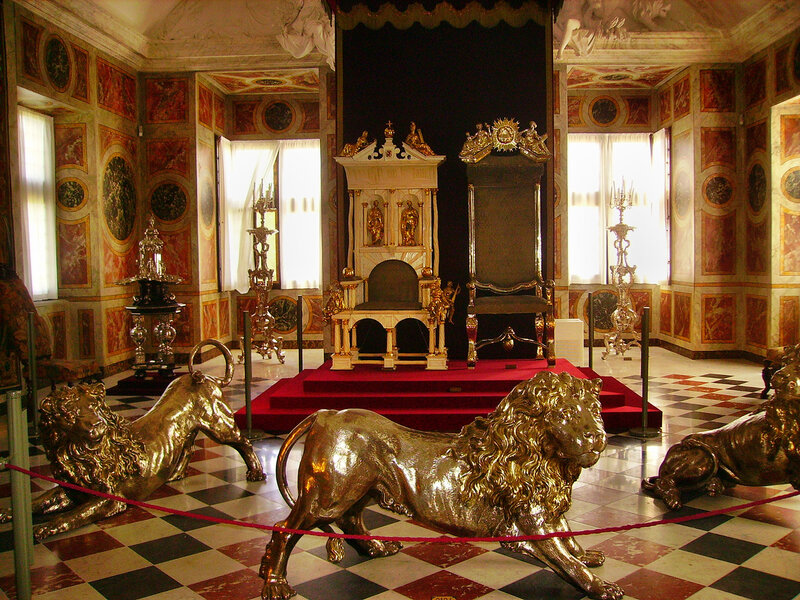 Ключовий об'єкт залу - Королівська пара тронів: