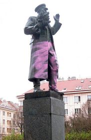 Нещодавно вандали пофарбували нижню частину пам'ятника в рожевий колір, поліція досі веде слідство (Фото: ЧТ24)   Останнім часом пам'ятника маршалу Конєву «не щастить»