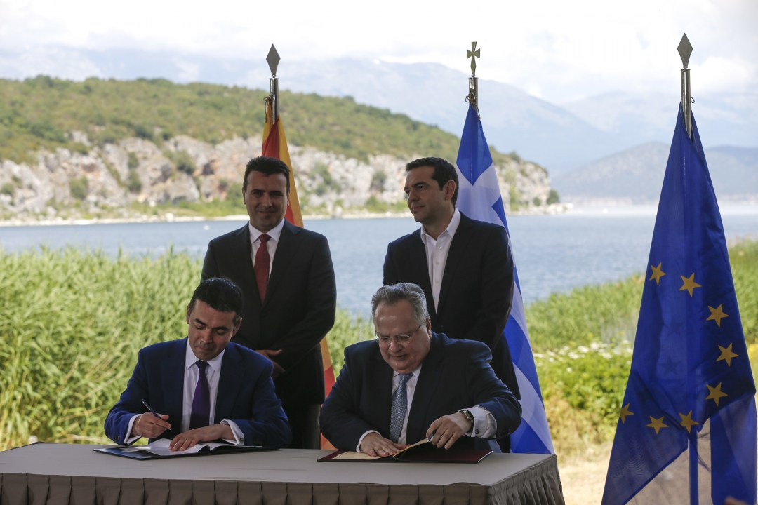 Однак підписана угода все ще потребує ратифікації в грецькому і македонському парламентах, а також схвалення референдумом в Македонії