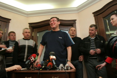 17 червня 2007, 13:05 Переглядів:   Обшук в квартирі самого лідера Народної Самооборони Юрія Луценка 30 березня 2007 года