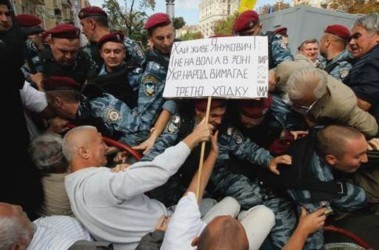 8 серпня 2011, 20:38 Переглядів:   Прихильники Тимошенко прорвали кордон міліції: Беркут почав арешти, фото AFP