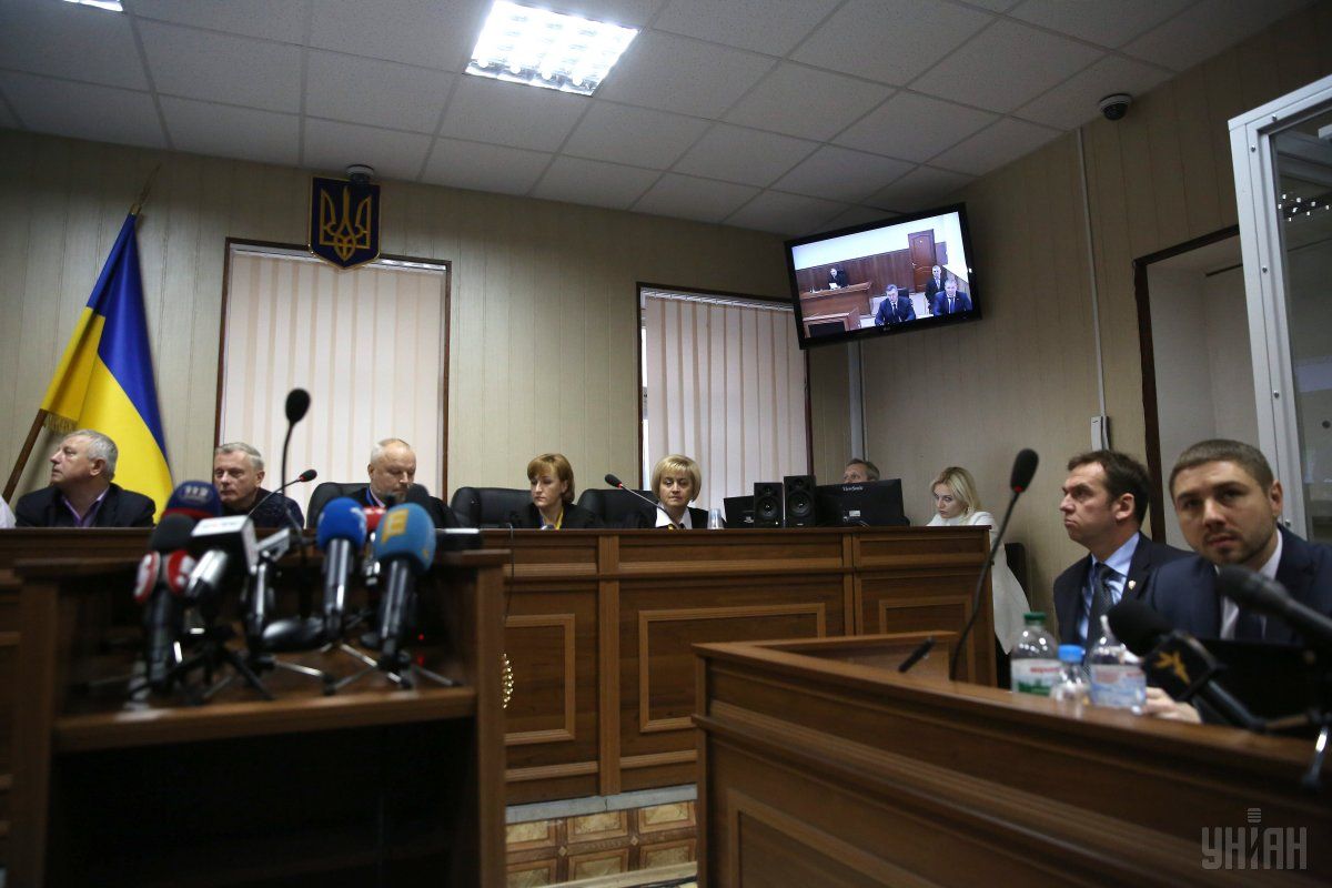 Правоохоронці уточнили, що виробництво поки не стосується конкретних осіб, зокрема, адвокатів Януковича за договором, а є фактовою, тобто виробництво порушено за фактом перешкоджання роботі безкоштовного адвоката