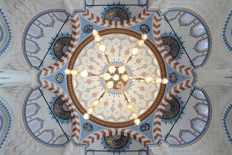 У турецьких мечетях купол прикрашають імена Аллаха, пророка Мухаммеда і чотирьох його послідовників