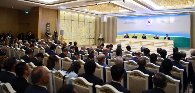 На завершення Глава держави заявив, що сторони детально обговорили питання зближення позицій по водогосподарським, водно-енергетичних і екологічних аспектів регіону, і підкреслив, що Казахстан високо оцінює результати минулих переговорів