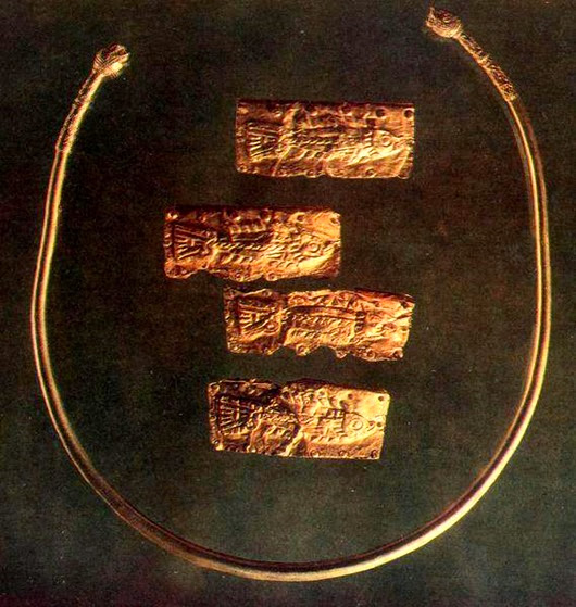 За пізнішими даними, за військові відзнаки та заслуги видавалися золоті гривні (шийні обручі)