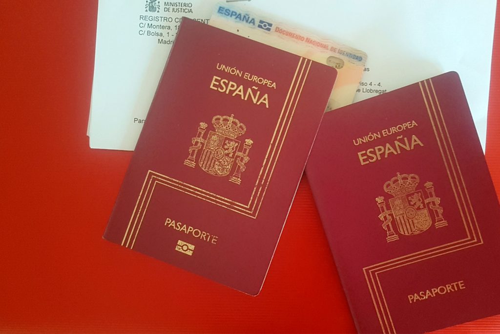 При оформленні іспанського громадянства можна зберегти попереднє, але тільки якщо це громадянство Португалії, Андорри, Екваторіальної Гвінеї, Філіппін або однієї з країн Латинської Америки, в якій розмовляють іспанською або португальською