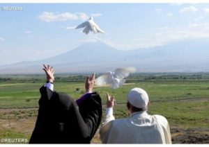 Папа Римський і Католикос Всіх вірмен випустили голубів в сторону біблійної гори Арарат і закритого кордону Вірменії і Туреччини