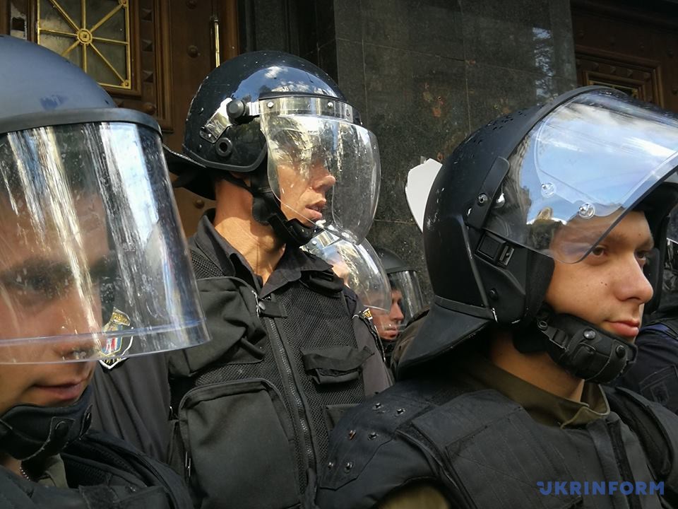 В результаті зіткнень під час акції біля Генеральної прокуратури України постраждали семеро поліцейських