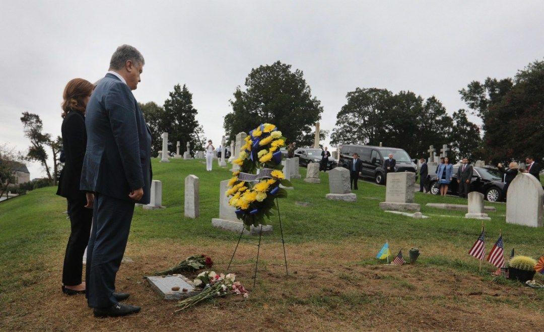 Президент з дружиною відвідали місце поховання сенатора