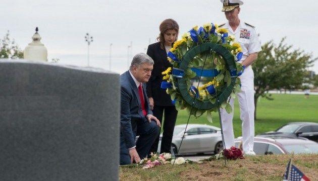 Петро і Марина Порошенко відвідали місце поховання сенатора і поклали вінок до його могили