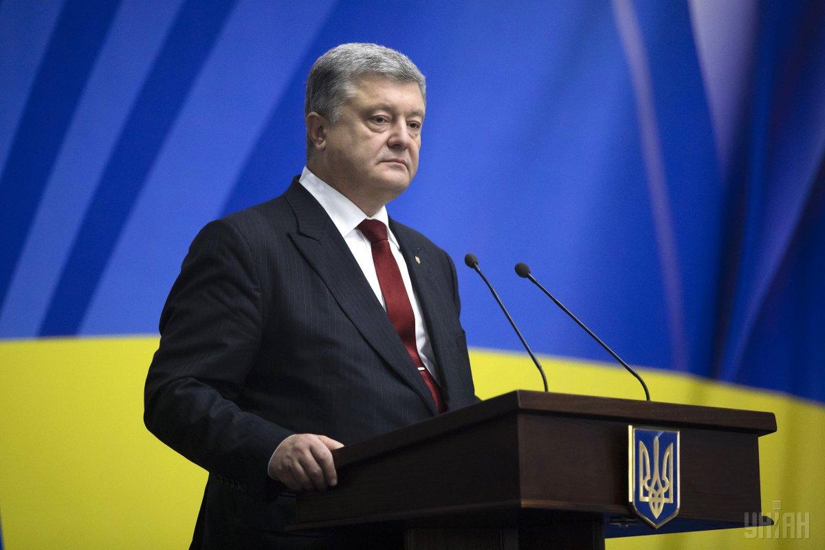 Разом з тим президент Петро Порошенко зазначив, що пишається освітою, отриманим в Україні