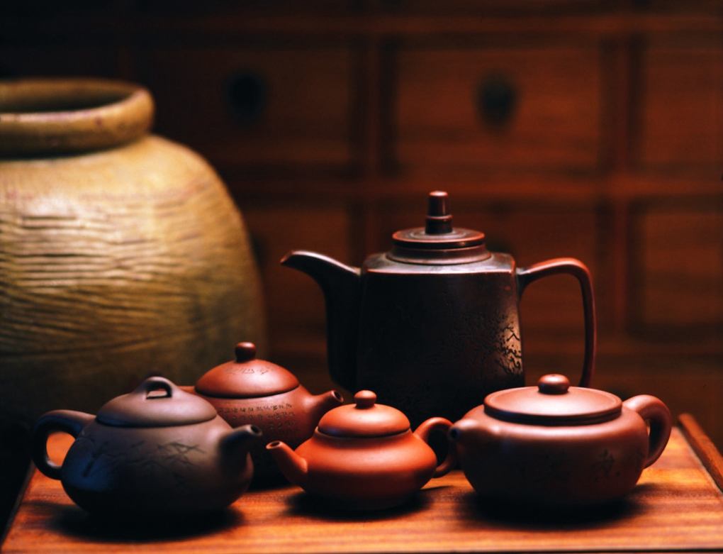 Вироби з Цзи Ша (紫砂) - ісинської глини є унікальним твором китайського мистецтва, яке народилося ще за часів правління династії Сун (960-1279), досягло піку своєї слави в роки правління династії Мін (960-1644) і продовжувало вдосконалюватися за часів династії Цин (1644 -1911)