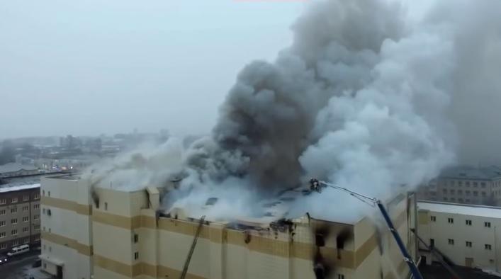 Над палаючим ТЦ в Кемерово піднімаються клуби диму