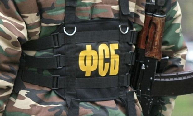 Згідно зі свідченнями більше 70 українських політв'язнів, найважчі тортури відбуваються під час вибивання російськими правоохоронцями перших зізнань
