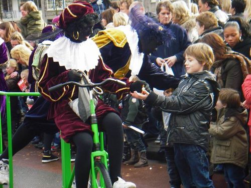 В Амстердамі влаштовується паради з духовими оркестрами, піснями, танцями, розіграшами та жартами;  Піти роздають на вулицях солодощі та печиво (пеперноти і таай-таай);  Синтерклаас відвідує Королівський палац