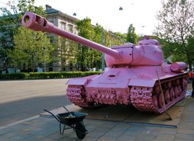 Рожевий танк на площі Коменського в Брно, Фото: Martin Strachoň / Wikimedia Commons   Виставка «Кмени-90» організована Моравської художньою галереєю і повинна тривати два місяці