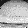 Невисока контрастність кольорів на видимому диску Сатурна могла б бути результатом більш сильного змішування газів в напрямку, перпендикулярному екватора, чого не спостерігається в атмосфері Юпітера, на якому смуги хмар помітні навіть в 65-мм зорову трубу зі збільшенням лише 60 крат