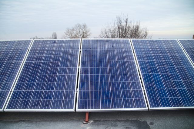 На Дніпропетровщині на даху опорної школи БОЖЕДАРІВСЬКИЙ ОТГ встановлені 16 сонячних панелей, які подають навчальному закладу постійний електричний струм потужністю 4 кВт на годину