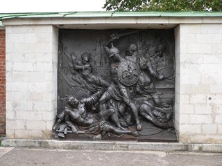 Барельєфи на стіні   Спасо-Бородінського монастиря