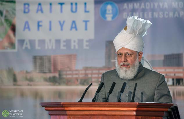 Глава Всесвітньої Ахмадійской Мусульманської Громади Хазрат Мірза Масрур Ахмад заклав першу цеглину в фундамент нової мечеті «Байтул Аффійят» в місті Алмере (Нідерланди)