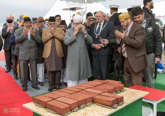 На закінчення Його Святість подякував місцевій владі та жителів за підтримку зусиль Ахмадійской Мусульманської Громади з метою будівництва мусульманської мечеті в місті Алмере: