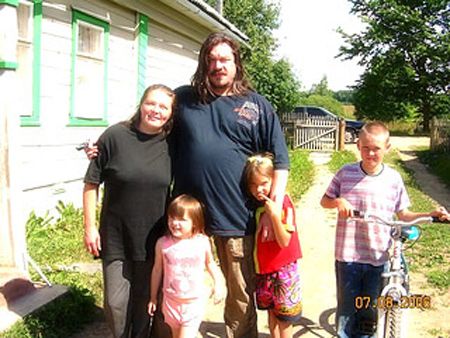 У Тверській області в селі Прямухіно живцем спалений православний священик, його дружина і троє маленьких дітей - 11-річний син і дві доньки, 5 і 7 років