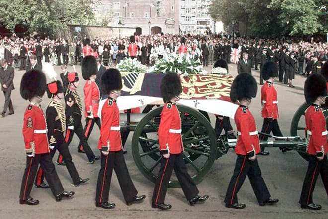 Похорон Черчілля пройшли в державному форматі під керівництвом королеви   Єлизавети II   - такої честі удостоїлися лише 10 осіб за всю історію Великобританії