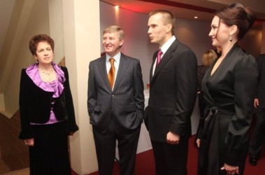 22 листопада 2010, 7:29 Переглядів:   Першу леді Людмилу Янукович на ювілеї СКМ супроводжували сини Олександр і Віктор разом зі своїми дружинами