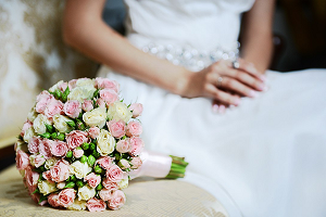 Весільний букет - це маленький шматочок щастя для кожної нареченої, адже він доповнює вінчальну сукню і завершує образ