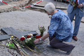 Тетяна Баєва покладає квіти до пам'ятника Яну палах, фото: Ондржей Томша   «Про палах тоді дізналася вся наша країна