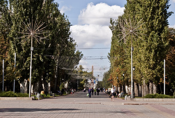 Жителі міста гуляють по   центральній набережній Волгограда   і численних парках, відвідують театри та інші місця дозвілля