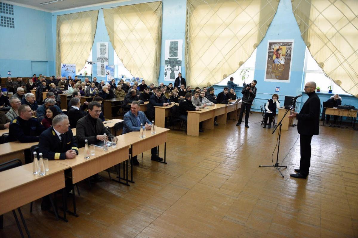 Він підкреслив, що в льотній академії в Кропивницького близько 2-х тисяч студентів, 500 з яких - іноземці