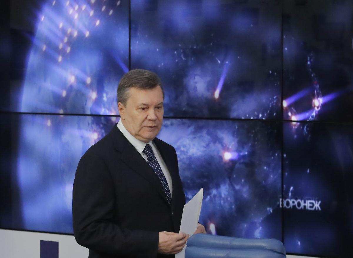 На засідання сьогодні з'явилися обидва адвоката Януковича - Юрій Рябовол, який захищає Януковича за бюджетні кошти, а також Олександр Горошинський - адвокат Януковича за договором